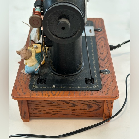 Vintage 1989 Karen Hahn ENESCO Mice Sewing Machine Musical Figurine collectible - Picture 8 of 9